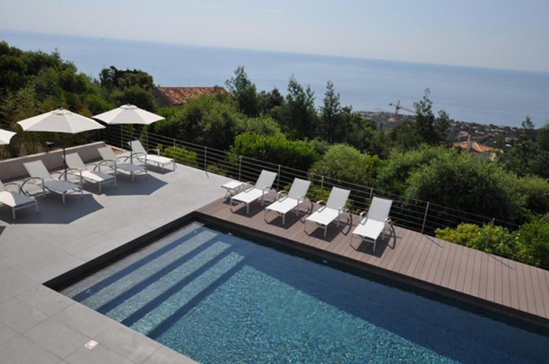 Вилла Vue Panoramique Sur La Baie De St Tropez Лес-Иссамбр Экстерьер фото